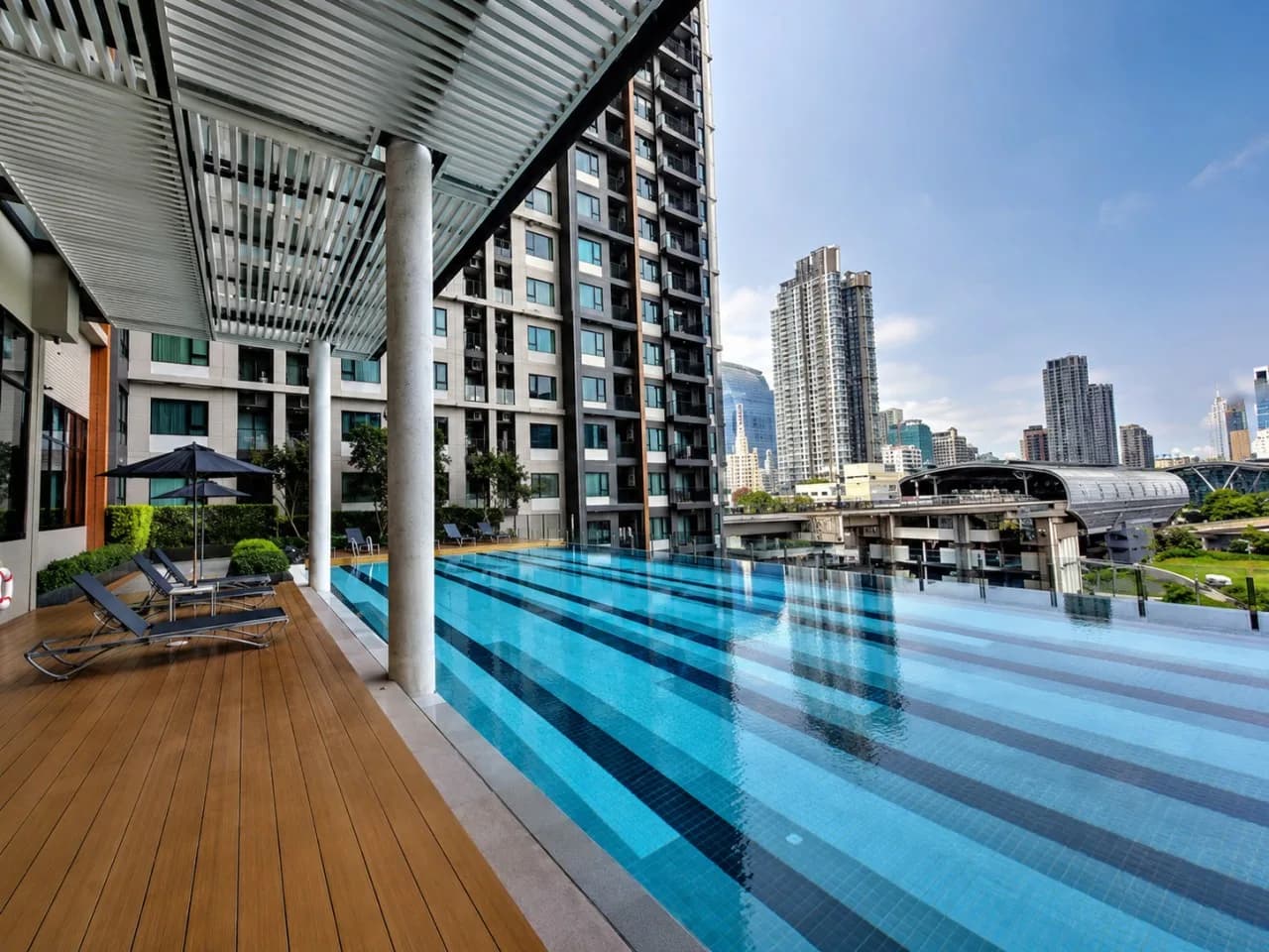 Life Asoke · Workspace+Kitchen · Ultra Fast Wifi — photograph 3