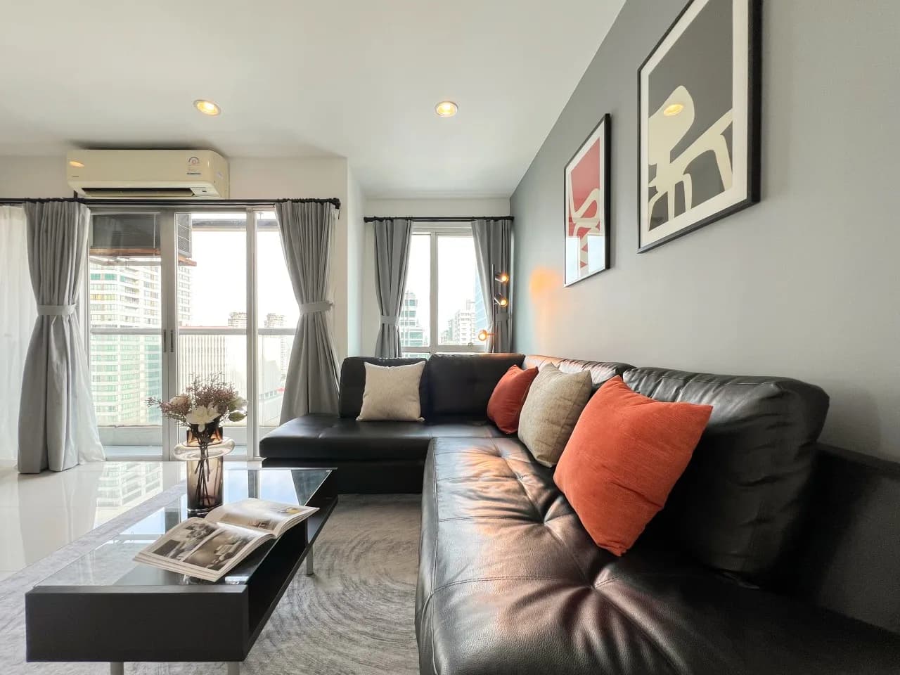 Silom Suite 2BR City View · BTS St.Louis — photograph 3