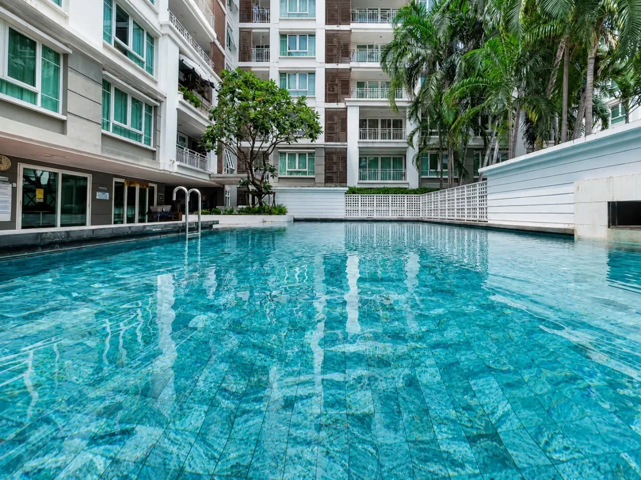 The Bangkok Sathorn-Taksin — photograph 4